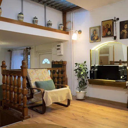 Vintage House On Sava Temple Street *